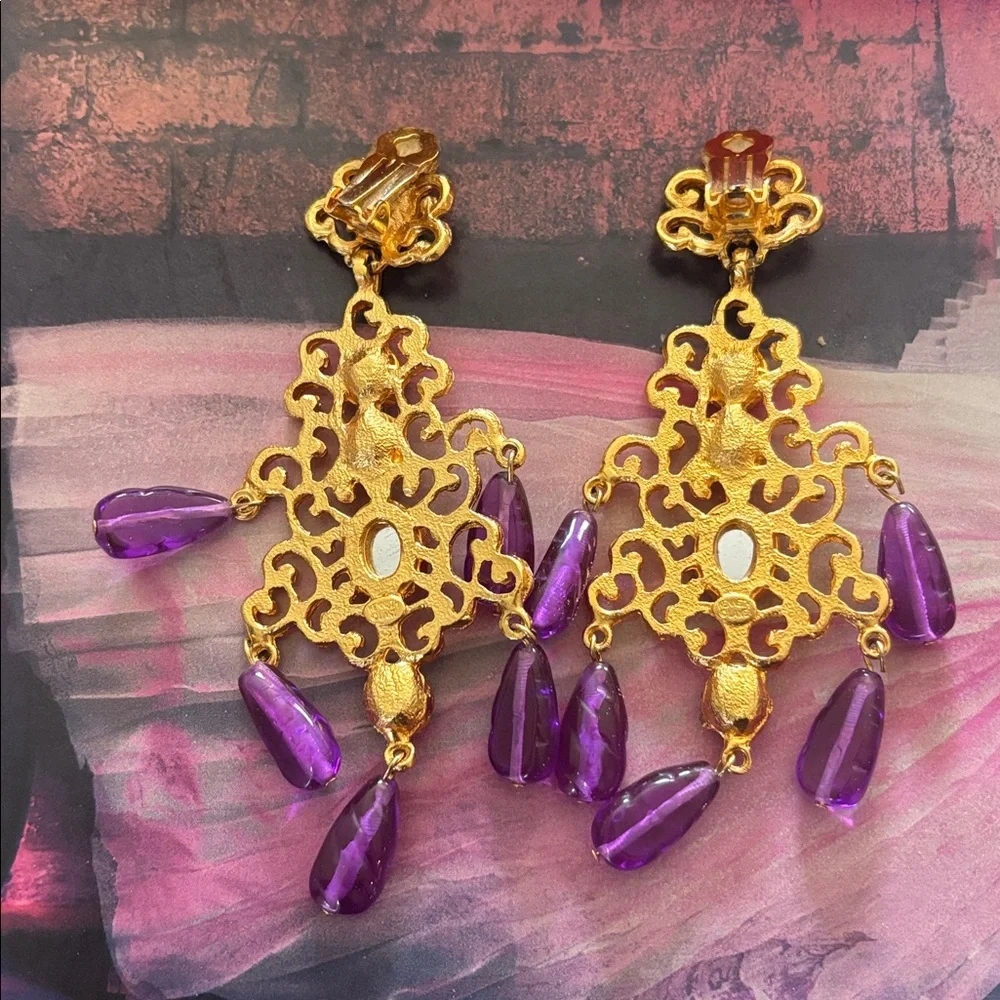 These are Kenneth Jay Lane 22-karat gold-plated cabochon clip earrings. - Picture 5 of 8